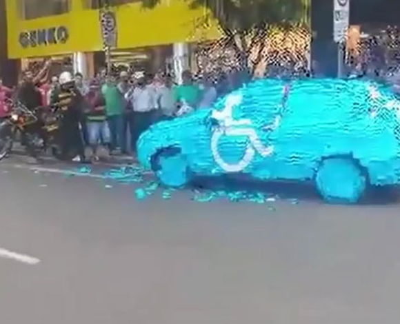 بالفيديو- ركن سيارته في مكان مخصص لذوي الحالات الخصة ... وهذا كان جزاؤه